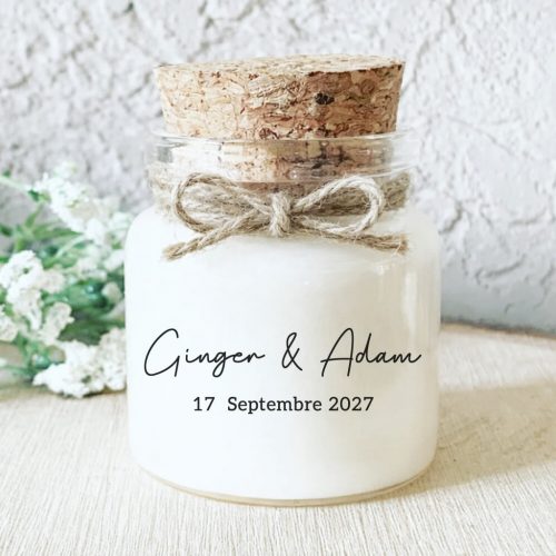 Bougie artisanale personnalisée au style minimaliste et chic, parfaite pour un mariage moderne et élégant.