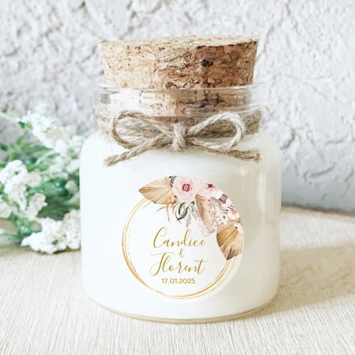 Bougie personnalisée mariage fleurs pastel et ruban crème, cadeau invité doré chic fabriqué à la main en cire de soja naturelle.
