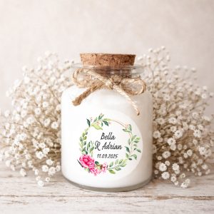 Bougie personnalisée mariage avec couronne florale et ruban blanc, cadeau invité élégant et romantique en cire de soja naturelle.