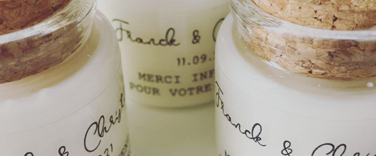 Cadeaux invités mariage style chic et élégant, bougie parfumée personnalisée faveur de mariage, fabrication artisanale en Provence France.