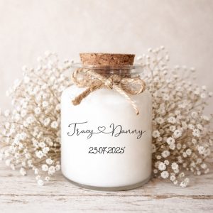 Bougie parfumée personnalisée avec cœur reliant les prénoms, modèle romantique et épuré. Cadeau invité de mariage, pot en verre avec bouchon en liège et corde naturelle, fabriquée à la main en France.