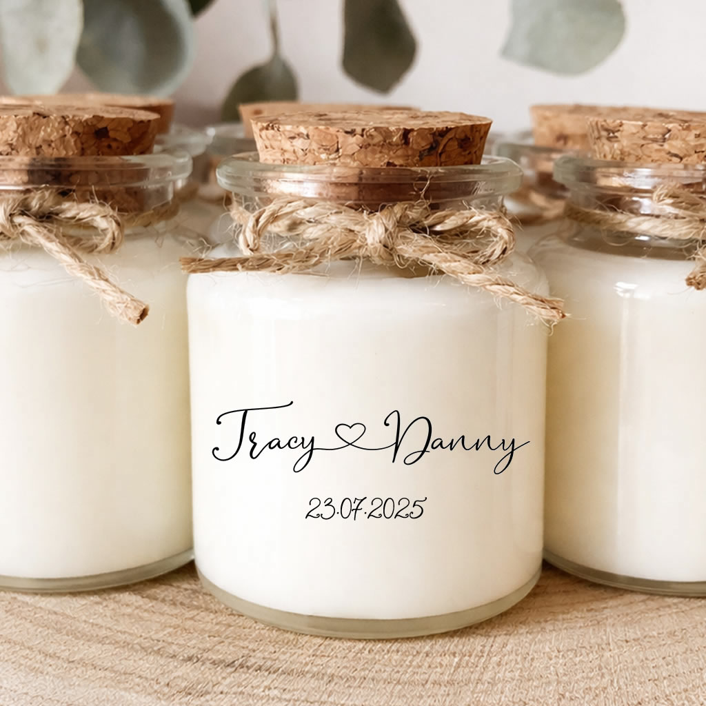 Bougie parfumée personnalisée avec cœur reliant les prénoms, modèle romantique et épuré. Cadeau invité de mariage, pot en verre avec bouchon en liège et corde naturelle, fabriquée à la main en France.
