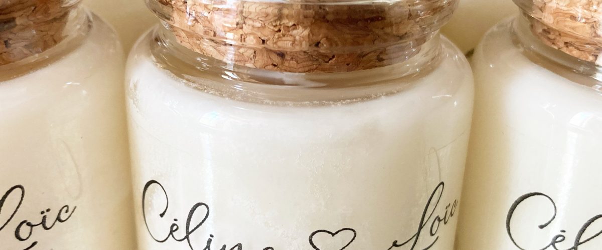 Bougie parfumée personnalisée avec cœur reliant les prénoms, modèle romantique et épuré. Cadeau invité de mariage, pot en verre avec bouchon en liège et corde naturelle, fabriquée à la main en France.