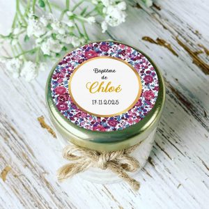 Bougie baptême personnalisée motif Liberty prune et fuchsia