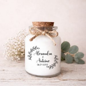 Bougie personnalisée en cire de soja naturelle, idéale comme cadeau pour invités de mariage. Pot en verre élégant avec bouchon en liège et étiquette transparente. Fabrication artisanale française.