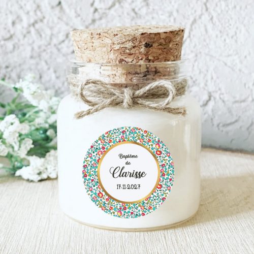 Bougie personnalisée pour baptême décorée d’un motif Liberty coloré. Un cadeau invité fleuri et lumineux pour remercier vos proches.