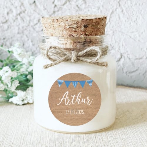 Bougie baptême personnalisée garçon fanions bleus sur fond kraft