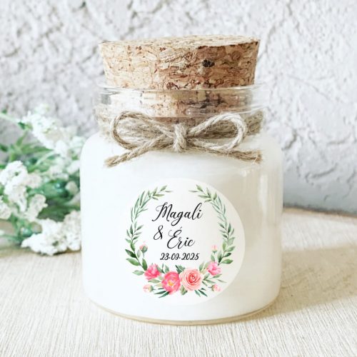 Bougie mariage personnalisée décorée d’une couronne eucalyptus et de fleurs roses aquarelle. Une faveur élégante et romantique pour vos invités.