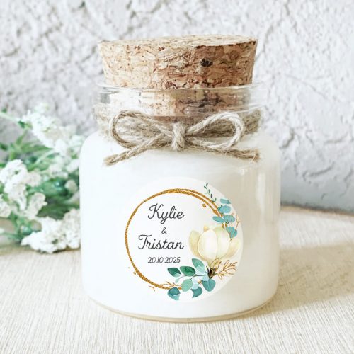 Bougie personnalisée mariage avec fleur blanche et feuillage d’eucalyptus, une création chic et raffinée pour vos invités.