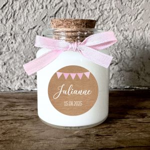 Bougie baptême personnalisée fille fanions roses sur fond bois