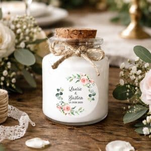Bougie personnalisée mariage fleurs roses et eucalyptus, cadeau invité champêtre chic en cire de soja naturelle.