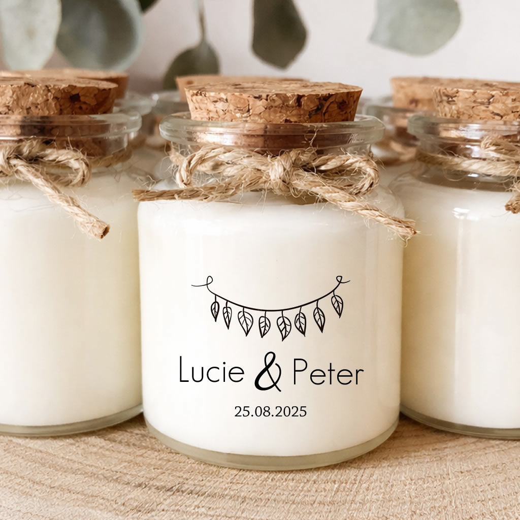 Bougie parfumée personnalisée mariage bohème chic avec motif guirlande de feuilles, pot en verre avec bouchon en liège, fabrication artisanale en France.