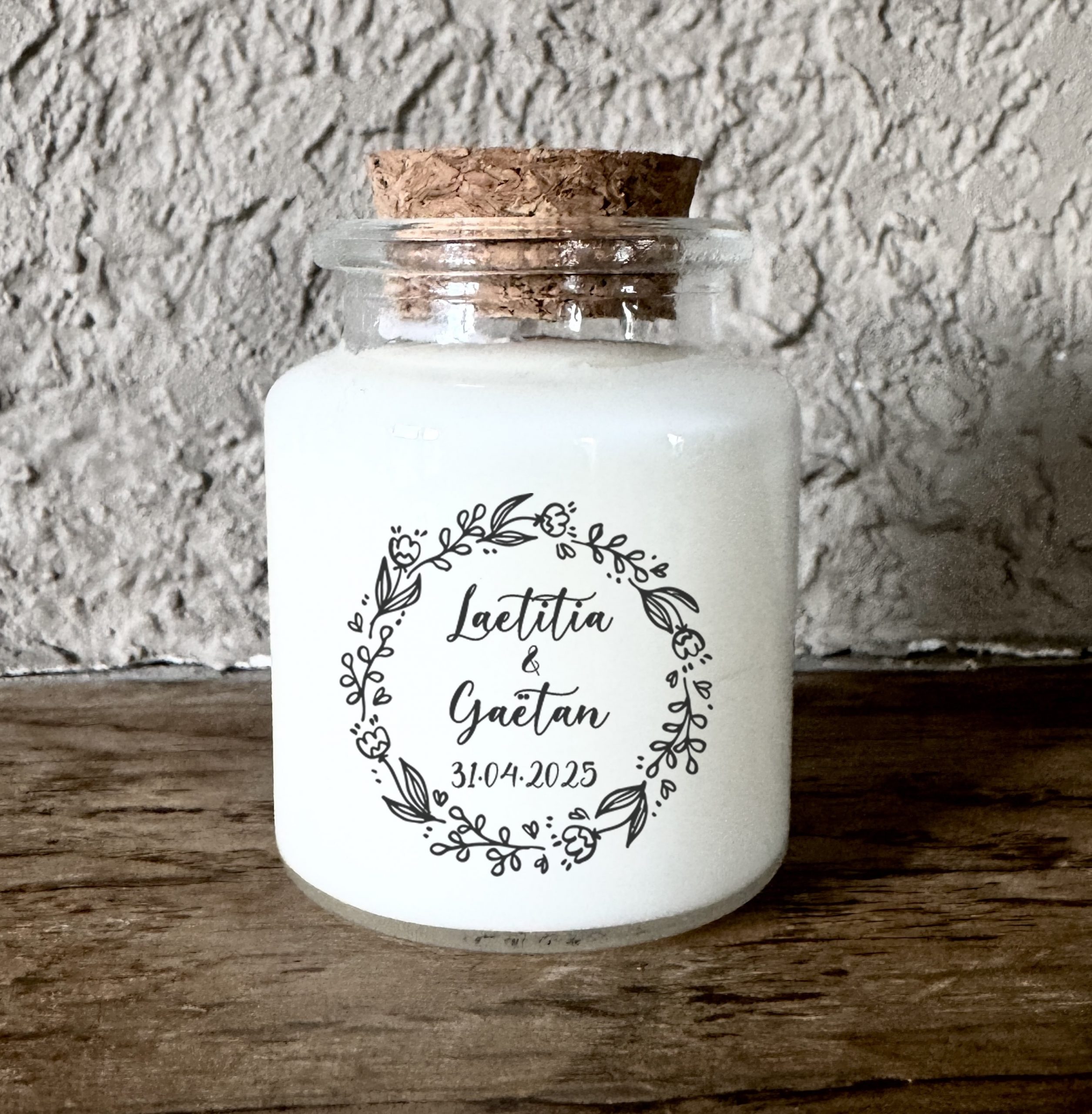 Bougie parfumée personnalisée mariage bohème fleuri avec couronne florale, pot en verre et bouchon liège, fabrication artisanale en France.