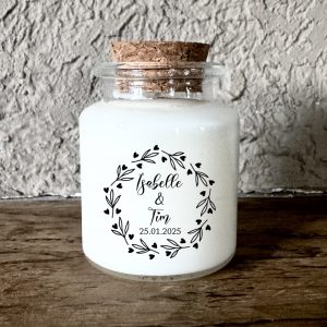 Bougie parfumée personnalisée mariage couronne de feuillage et cœurs, pot en verre bouchon liège, fabrication artisanale en France.