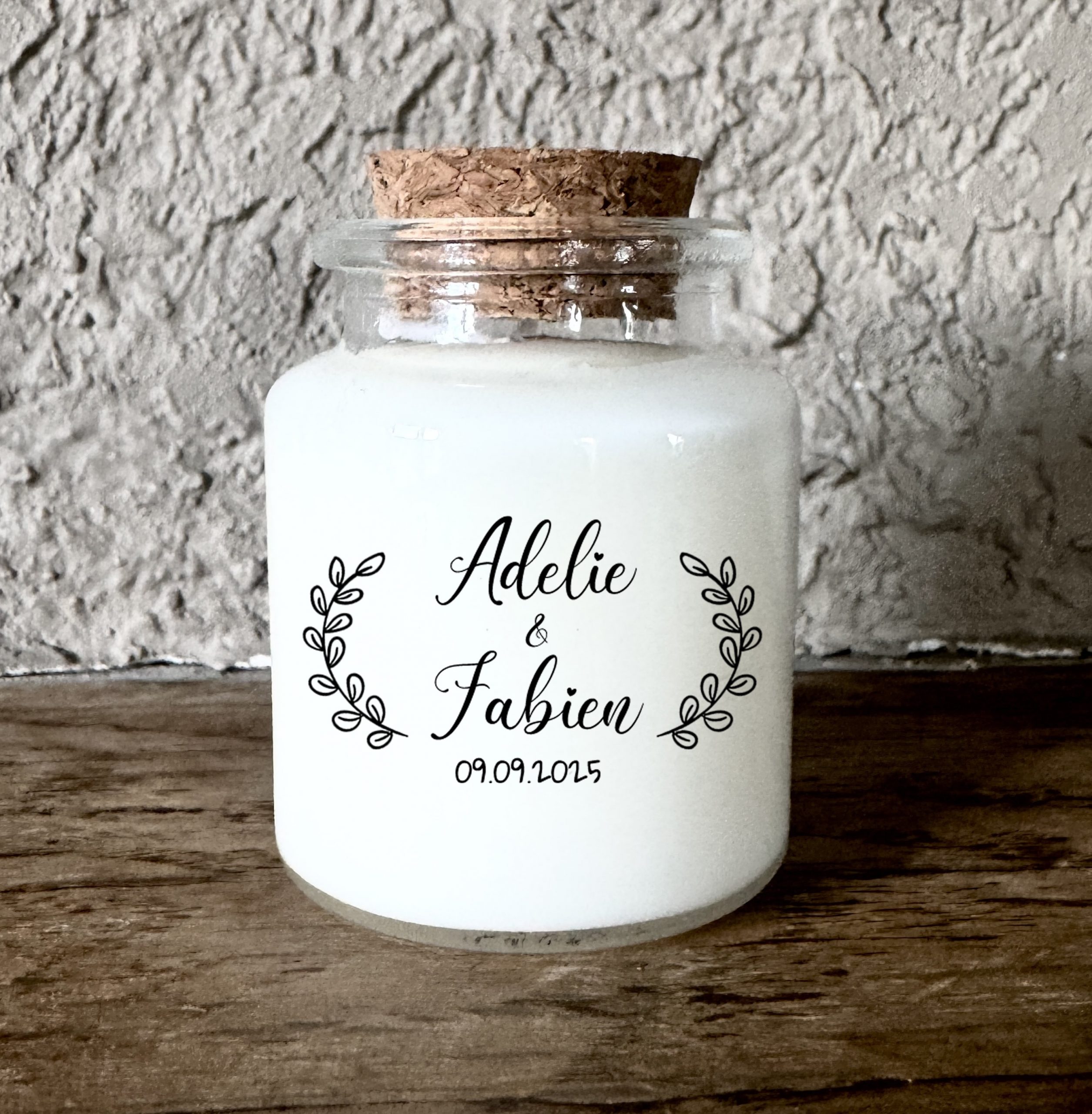 Bougie parfumée personnalisée mariage eucalyptus champêtre chic, pot en verre et bouchon en liège, fabrication artisanale en France.