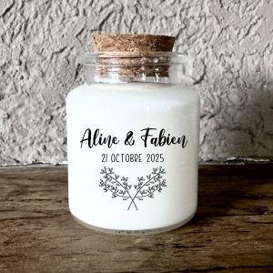 Bougie parfumée personnalisée mariage champêtre chic avec motif feuillage, pot en verre et bouchon en liège, fabrication artisanale en France.