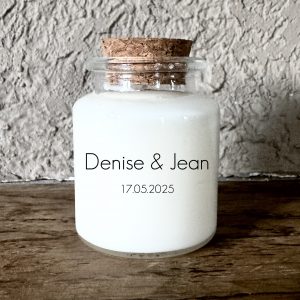 Bougie parfumée personnalisée mariage minimaliste moderne, pot en verre avec bouchon en liège, fabrication artisanale en France.