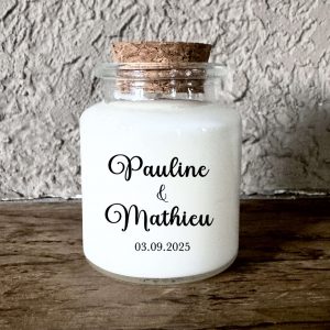 Bougie parfumée personnalisée mariage rustique chic, pot en verre avec bouchon en liège, fabrication artisanale en France.