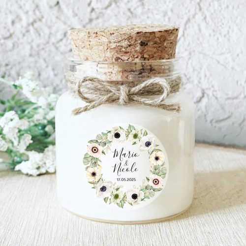 Bougie personnalisée de mariage ornée d’une couronne d’anémones pastel et d’eucalyptus, idéale comme cadeau invité ou souvenir de cérémonie.