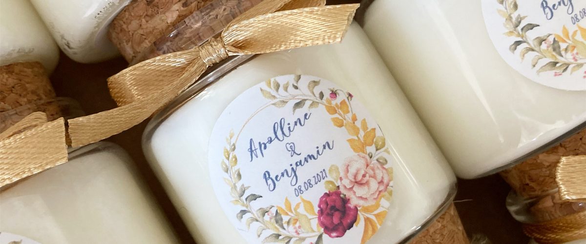 Bougie parfumée personnalisée mariage couronne eucalyptus feuillage doré et pivoines cadeau invités chic