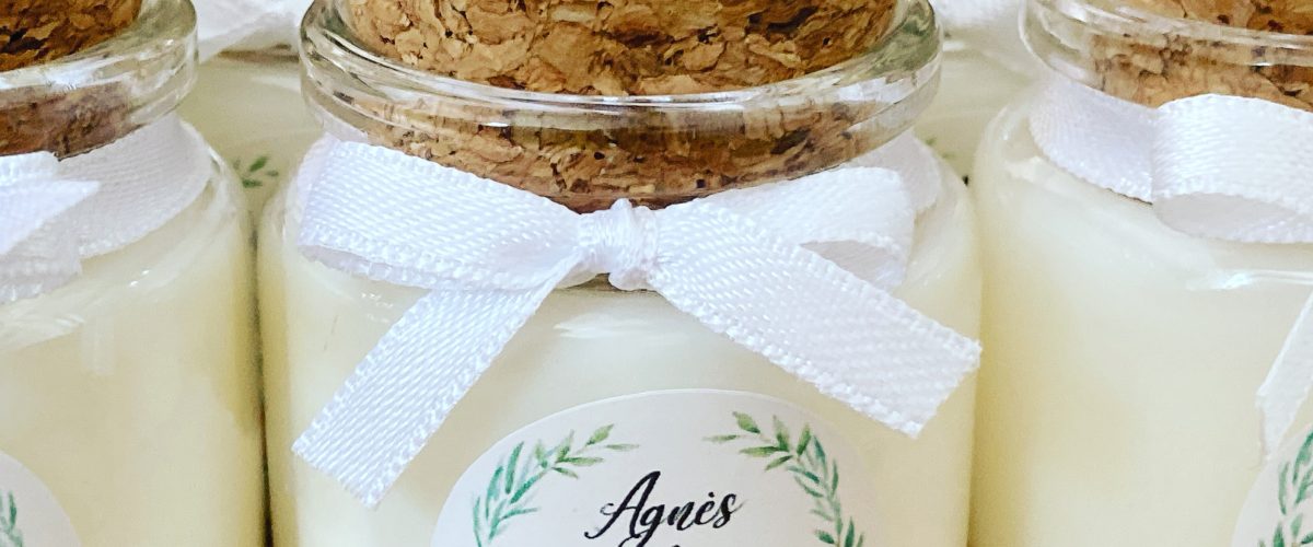 Bougie parfumée personnalisée mariage couronne eucalyptus fleurs pivoines roses cadeau invités chic