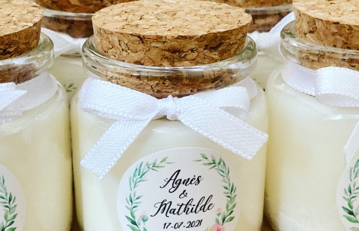 Cadeaux invités mariage : bougies personnalisées Mathilde & Agnès