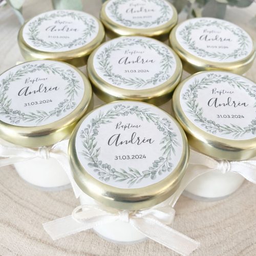 Bougies parfumées personnalisées pour baptême avec étiquette prénom et date, cadeaux invités artisanaux fabriqués en Provence