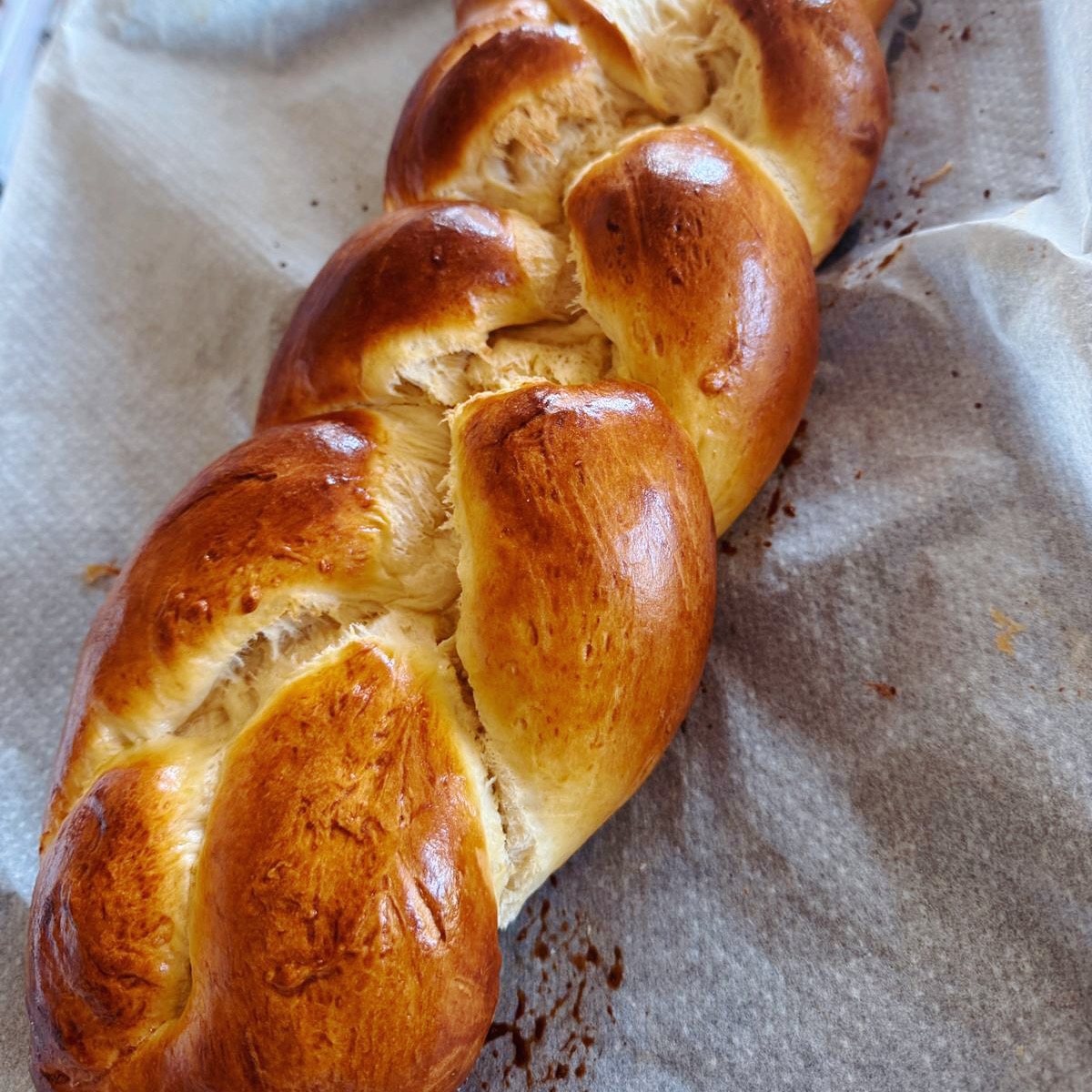 Brioche tressée maison au beurre et à la fleur d'oranger