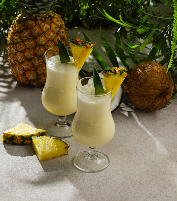 Cocktails Piña Colada tropicaux inspirant la bougie parfumée Piña Colada