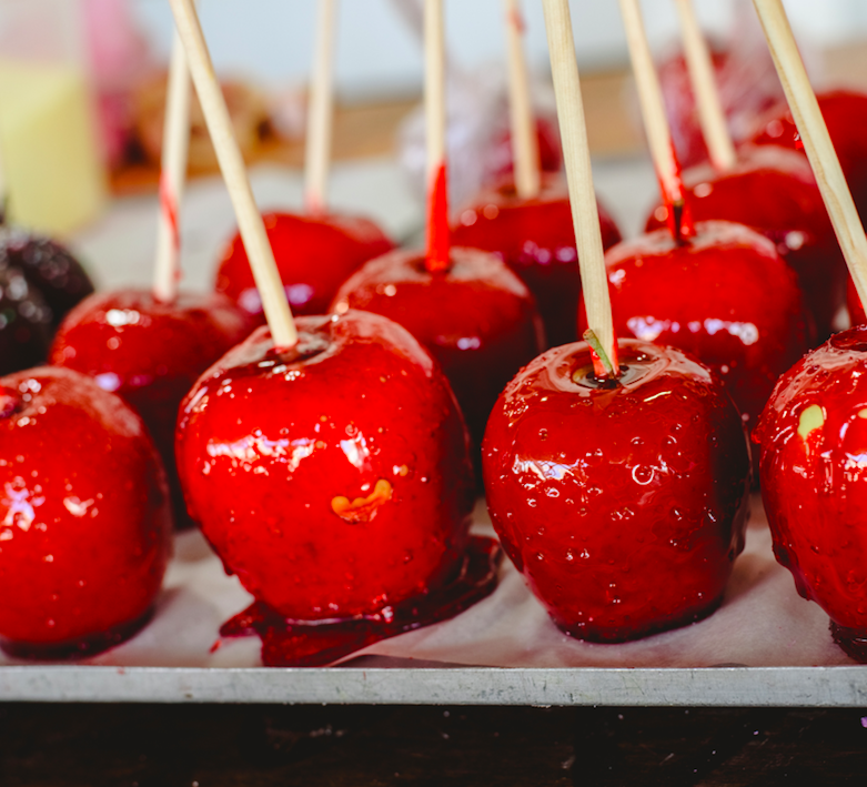 Pommes d’amour rouges des fêtes foraines inspirant la bougie parfumée Pomme d’Amour