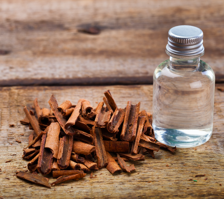 Éclats de bois de santal et essence parfumée inspirant la bougie parfumée Bois de Santal