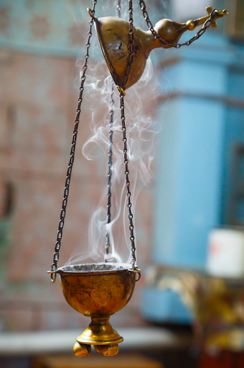 Encensoir diffusant un encens pontifical inspirant la bougie parfumée Monastère