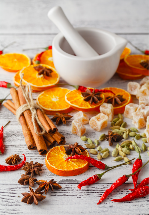 Oranges séchées et épices aromatiques inspirant la bougie parfumée Orange Épicée